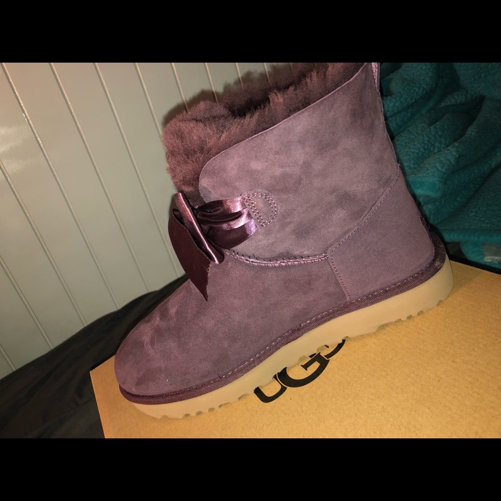 WOMANS MINI BOW UGGS